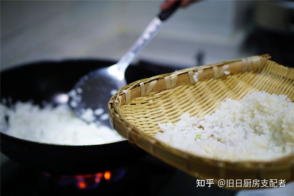 用燃气灶煮饭怎样不糊锅？