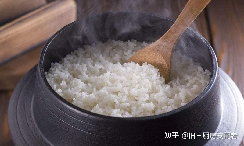 用燃气灶煮饭怎样不糊锅？